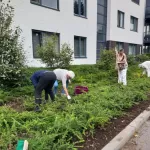 Samen onderhoud doen in de tuin