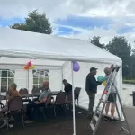 Tent opbouwen voor het jaarlijks buurtfeest