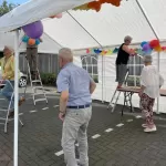 Met z'n alle de tent opbouwen.