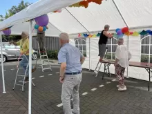 Met z'n alle de tent opbouwen.